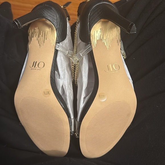 JLO DEBBYE women’s heels size 7 new in box
Never used. - Picture 4 of 5